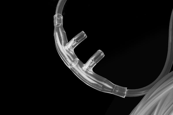 Cánula nasal dividida para suministro de O₂ y medición de CO₂, conectores (macho) Luer lock y conector de manguera.